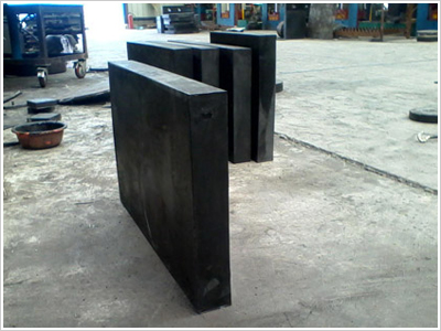 方形板式橡胶支座由多层天然橡胶与薄钢板镶嵌而成